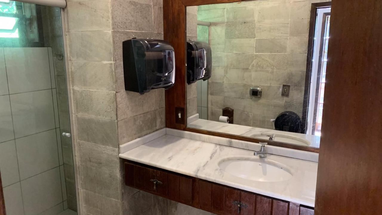 Gajah Hotel Джойнвил Екстериор снимка